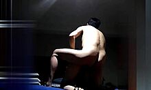 Saqu� a mi amigo de la fiesta y me lo lleve a mi cama me lami� el culo y me puse en 4 me ag�ant� los gemidos para que mis pap�s no escuchen