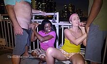 Podwójna akcja ręką na publicznej plaży