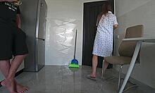 Soție infidelă futută în secret de prieten familiei în bucătărie cât soțul muncește