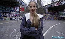 Public Agent Kinuski fute pula spaniolă uriașă afară sub tunel