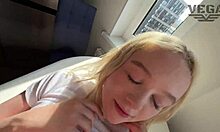 La linda hermanastra seduce con mamada mientras padres están fuera