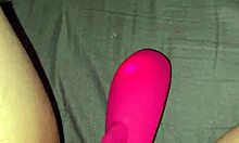 Nézd a fiatal 18+ kurvát keményen orgazmálni