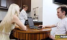 Pornoblond viser frem sine sugeferdigheter og blir boret av stedbror i cowgirl 😘
