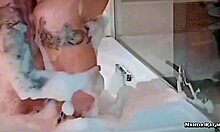 COMENDO A GOSTOSA TATUADA NA BANHEIRA DO MOTEL