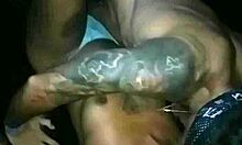 Najstnica se masturbira do orgazma v oralnem seksu