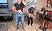 该死！这两个尿骚货浸湿蓝色牛仔裤！