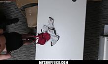 生意気ティーン18+が万引きを否定するがガードにビデオ証拠がある