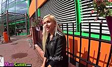 Brunetka šuká v obchodě