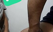 ¡No puedo creer que esté follando al guardia de seguridad en la trastienda! Mi corazón late con cada embestida de esa polla monstruosa