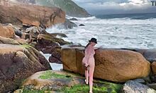 クルチバの解放カップルがトレイルでセックス、ラティーナの大きなお尻とチンポ