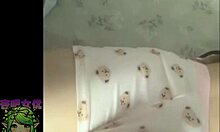 青藤妹妹-午睡中，小骚货突然骚性大发，扒开男友裤子吃肉棒，又用力套弄起来！ 😏