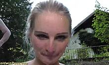 Немецкая европейская группа веселится на открытом октяберфесте