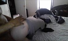 Spekulerer du på hvor din kæreste er? Hun bliver bøjet over for stor sort pik