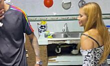 hijastro es atrapado viendo a su madrastra estirarse para la clase de yoga