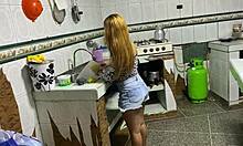 hijastro es atrapado viendo a su madrastra estirarse para la clase de yoga