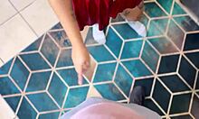 Grabo a mi cuñada culona mientras pone el árbol de navidad