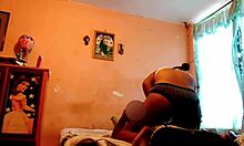 Novia infiel enga�a a su novio con su mejor amigo espero que no se de cuenta que la grabe c�mara oculta video real casero amateur