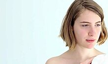 Young looner babe blowing and popping balloon 😍