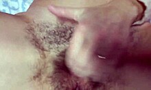 Tšekin karvainen pillu sormellaan ja voihkii