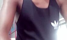 Dois jovens ficaram trocando olhares na academia em seguida neg�o foi pra casa da desconhecida fuder ela gozando dentro