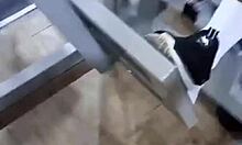 Dois jovens ficaram trocando olhares na academia em seguida neg�o foi pra casa da desconhecida fuder ela gozando dentro