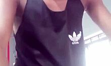 Dois jovens ficaram trocando olhares na academia em seguida neg�o foi pra casa da desconhecida fuder ela gozando dentro