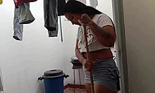 nueva empleada rica seduce a la jefa para chupar su coño en casa