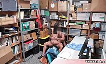 Petite jeune 18+ se fait défoncer la chatte par le flic du mall