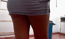 nueva empleada rica seduce a la jefa para chupar su coño en casa