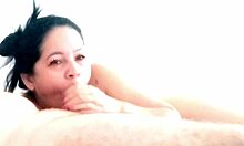 Enteada chupa rápido e engole leite antes de alguém chegar em casa?