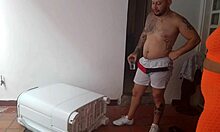 llamo al técnico de aires para que revise el mío y termina revisando mi culo con su gran polla 😏