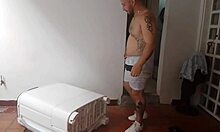 llamo al técnico de aires para que revise el mío y termina revisando mi culo con su gran polla 😏