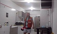 llamo al técnico de aires para que revise el mío y termina revisando mi culo con su gran polla 😏