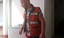 llamo al técnico de aires para que revise el mío y termina revisando mi culo con su gran polla 😏