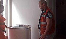 llamo al técnico de aires para que revise el mío y termina revisando mi culo con su gran polla 😏