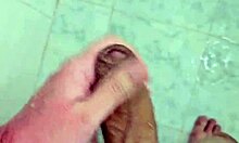 Batendo punheta no banho sozinha