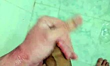 Batendo punheta no banho sozinha