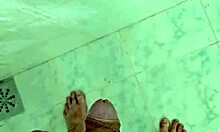 Batendo punheta no banho sozinha