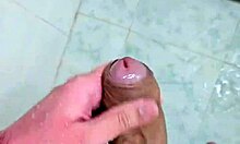 Batendo punheta no banho sozinha