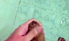 Batendo punheta no banho sozinha