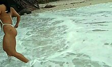 fui dar um rolé na praia e achei uma piroca gostosa pra foder, quer ver?