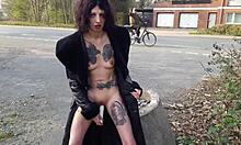 Шлюха писает и мастурбирует на общественной улице