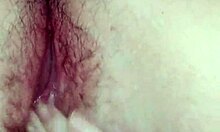 阴户在首次业余视频中暴露，原始神经。