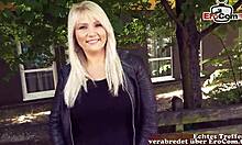 Ehi, ragazza cicciona mostra tette e scopa all'aperto POV!