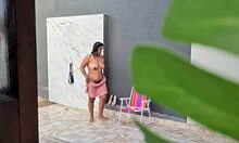 flagrei minha vizinha tomando ducha no quintal