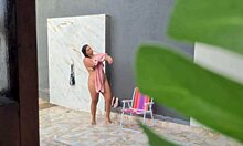 flagrei minha vizinha tomando ducha no quintal