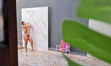flagrei minha vizinha tomando ducha no quintal