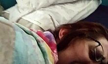 Marido me mete dedos en el coño apretado y nerd... ups