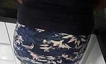 Me Caliento Viendo A Mi Hermanastra Mientras Esta En La Cocina