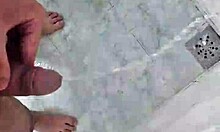 uhh, mijando gostoso no banho with my cute brazilian neighbor